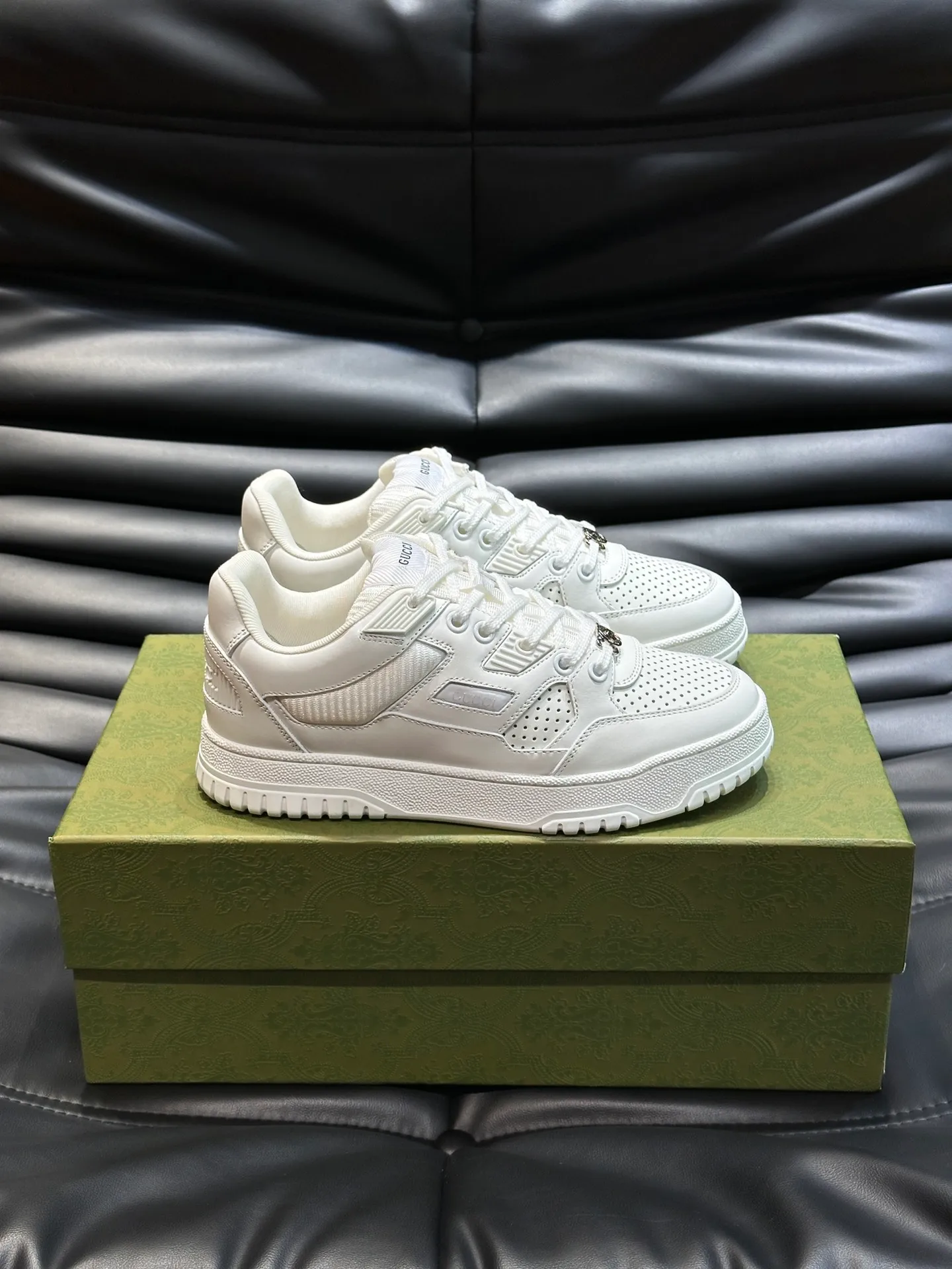 Men's shoes 💰p540 "GUCC*" New couple 👫 distressed effect sneakers, this low-top sneaker adopts a basketball-style silhouette design, cleverly integrated with hollow panels and distressed effects, showing its unique ingenuity. The ingenuity incorporates brand logo details such as interlocking Double G styling accessories and Gucci lettering, a low-key tribute to the brand's design heritage. A rubber non-slip outsole, inlays and embossed sole give the entire design a contemporary feel. Size: Female 35-39, Male 38-44